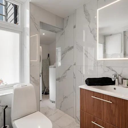 Newly Renovated 1 Bedroom In Heart Of Apartment *