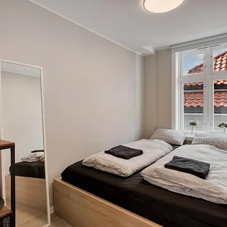 Newly Renovated 1 Bedroom In Heart Of Apartment *