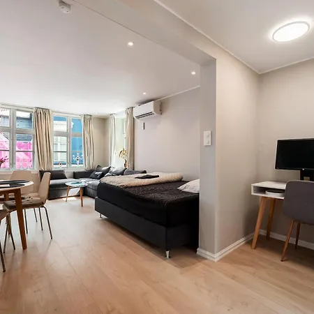 Newly Renovated 1 Bedroom In Heart Of Apartment *